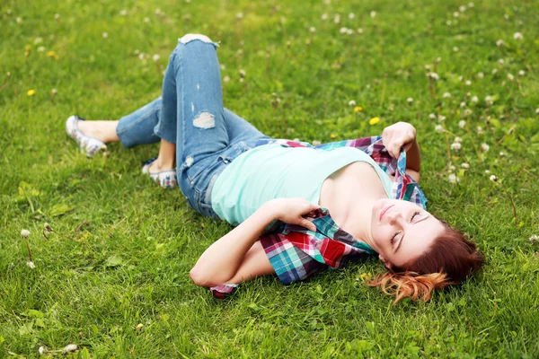 Rusten leggen op het gras — Stockfoto