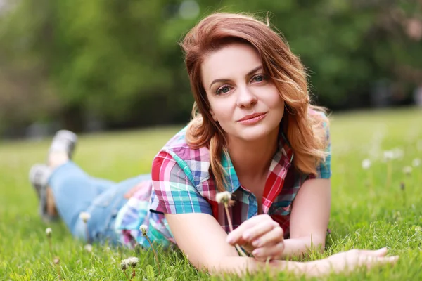 Frau liegt auf dem Gras — Stockfoto