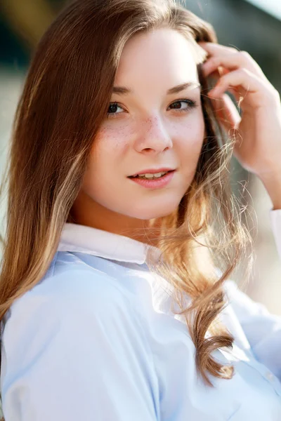 Menina sorridente bonita — Fotografia de Stock