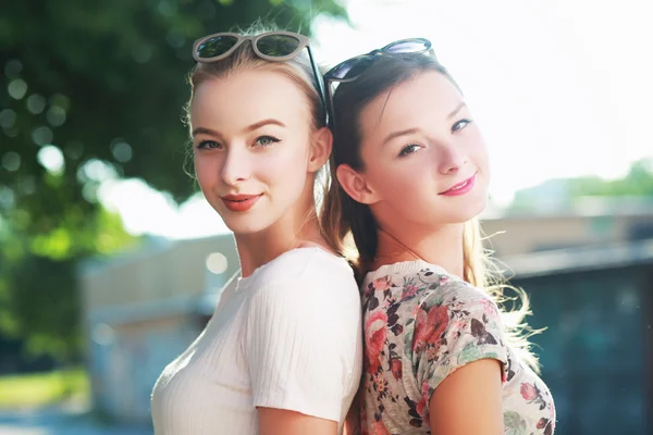 Two young friends having fun — Stock Photo, Image