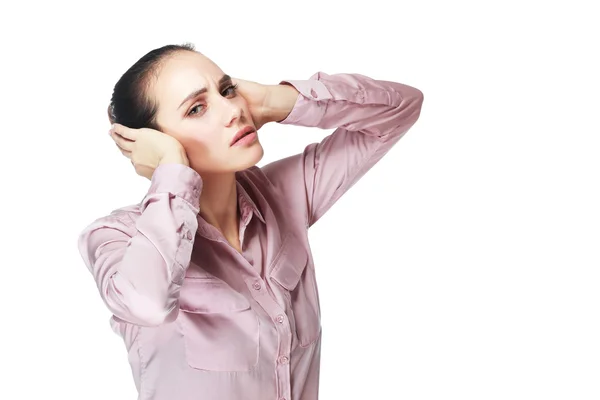 Mujer cubriendo con las manos sus oídos — Foto de Stock