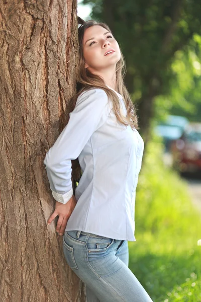 Jeune femme appréciant la nature — Photo