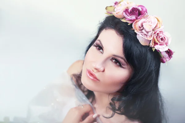 Brunette vrouw met rozen — Stockfoto