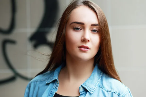 Menina morena jovem bonita. — Fotografia de Stock