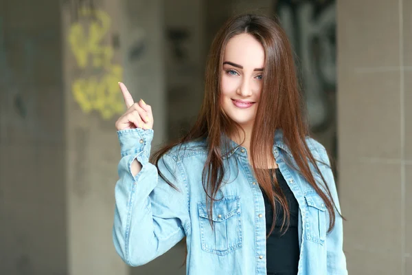 Menina levantou um dedo indicador — Fotografia de Stock