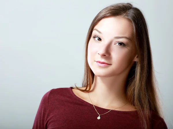 Lächelnde junge Frau — Stockfoto