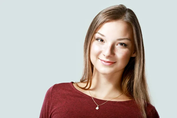 Sorrindo jovem mulher — Fotografia de Stock