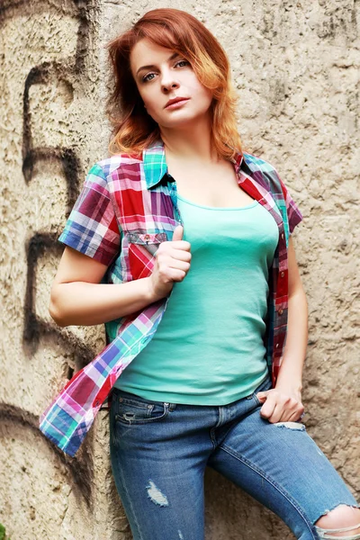 Frau trägt Jeans und Hemd — Stockfoto