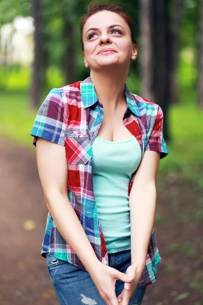 Женщина улыбается на улице — стоковое фото