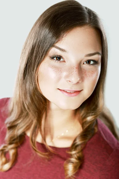 Sorrindo jovem mulher — Fotografia de Stock