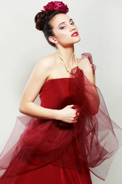 Mujer en vestido rojo de moda . —  Fotos de Stock