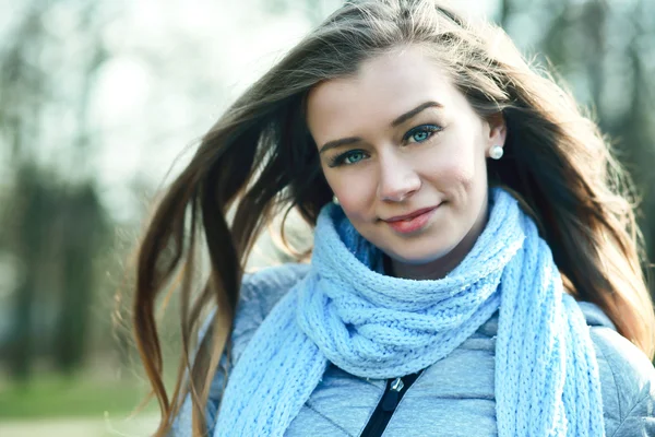 Jeune fille avec beau sourire — Photo