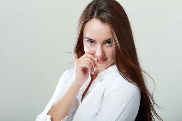 Mujer joven caucásica — Foto de Stock