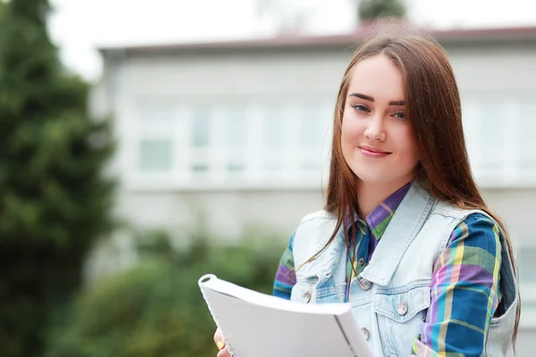 Student dívka drží sešity — Stock fotografie