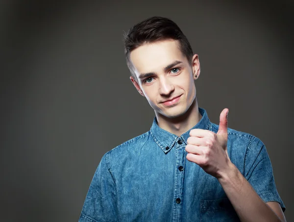 Mann zeigt Daumen hoch — Stockfoto