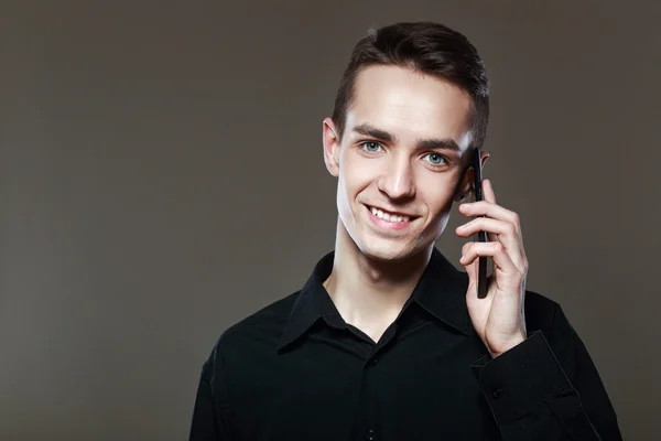 Smiling man talking on the cellphone — Stock Photo, Image