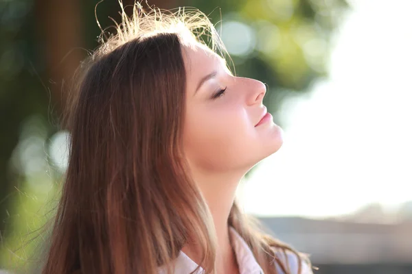 Vrouw doen diep adem oefeningen buiten — Stockfoto