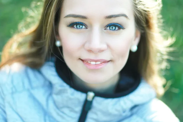 Hermosa chica sonriendo — Foto de Stock