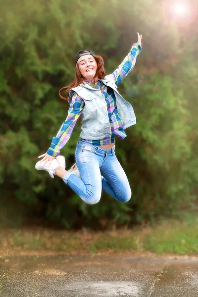 Tini lány jumping Park — Stock Fotó