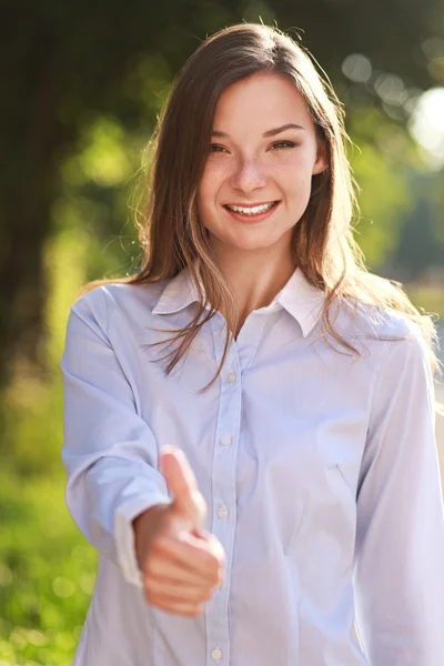 Junge Frau zeigt Daumen hoch — Stockfoto