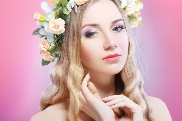 Woman with flower wreath — Stock Photo, Image