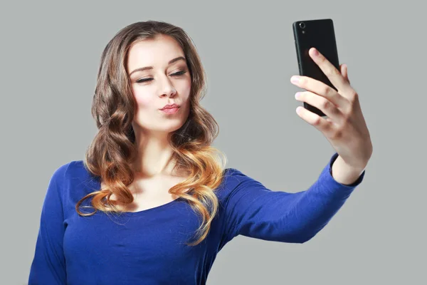 Junge Frau macht Selfie — Stockfoto