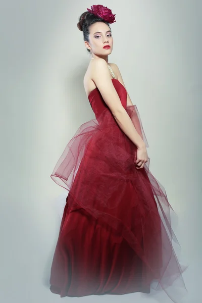 Brunette in rode jurk — Stockfoto