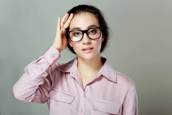 Mulher com óculos mostrando rosto estressado — Fotografia de Stock