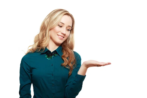 Mujer mostrando espacio de copia — Foto de Stock