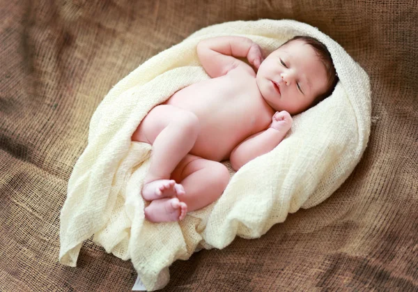 Новонароджена дитина на ковдрі — стокове фото