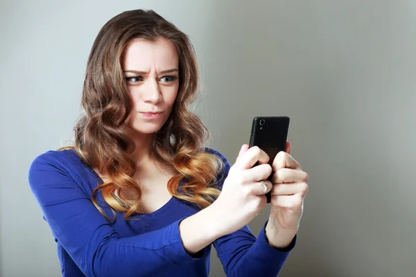 Mädchen schaut aufs Handy — Stockfoto