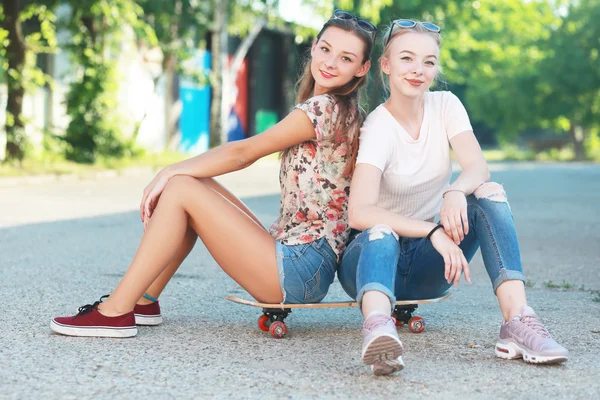 Longboarding vriendinnen op lange-bord — Stockfoto