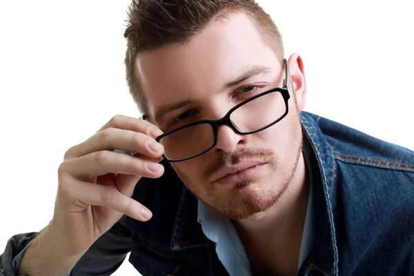 Hombre mirando por encima de las gafas — Foto de Stock