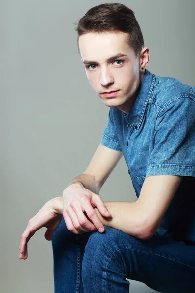 Man in  shirt sitting on chair — Stock Photo, Image