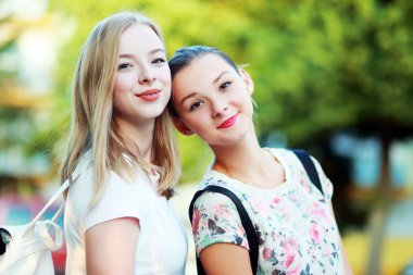 genç arkadaş eğlenmek