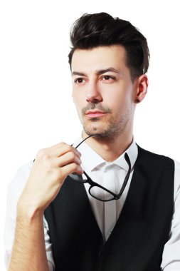 Düşünceli genç adam.