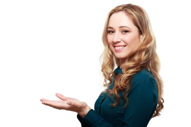 bir şeyler gösteriyor kadını 