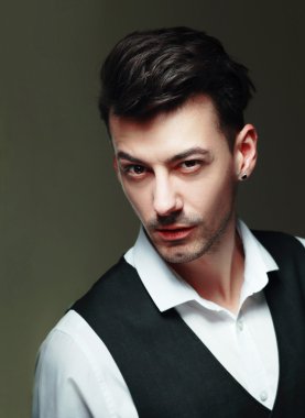 adam yapma yüz şüphe