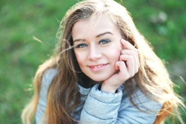 neşeli genç kadın