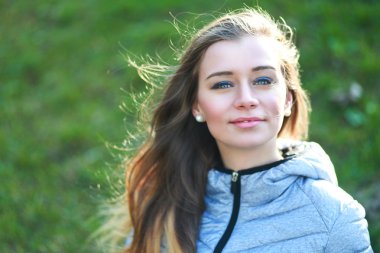 genç kız gülümseyerek