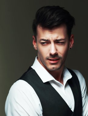 siyah yelek sakallı adam.