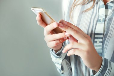 bir akıllı telefon kullanan kadın 