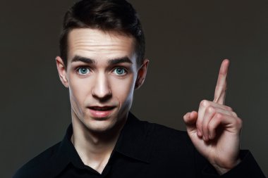 genç adam bir fikir var