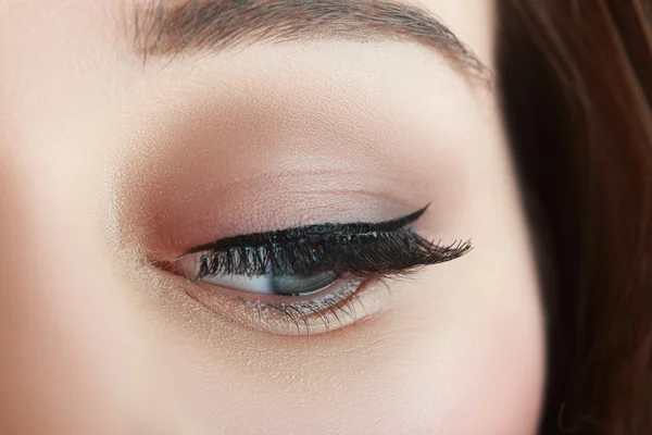 Make-up met zwarte pijl — Stockfoto