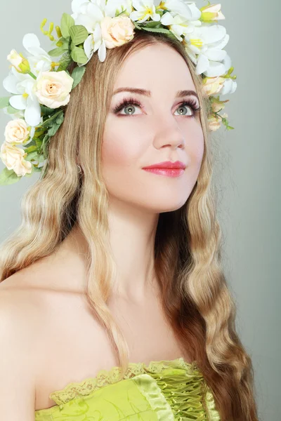 Bella donna con corona di fiori — Foto Stock