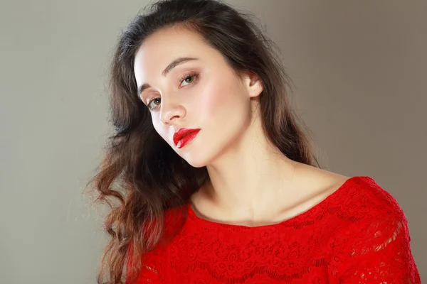 Morena chica con labios rojos — Foto de Stock