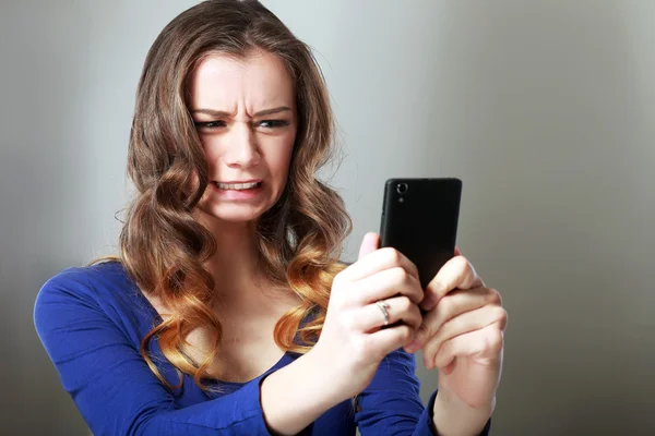 Meisje op zoek naar telefoon — Stockfoto