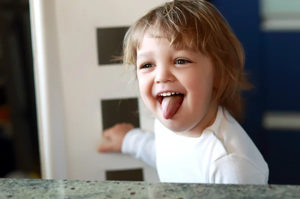 Girl showing her tongue — Stock Photo, Image