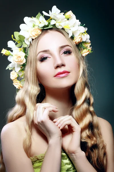 Mooie vrouw met bloemkrans — Stockfoto