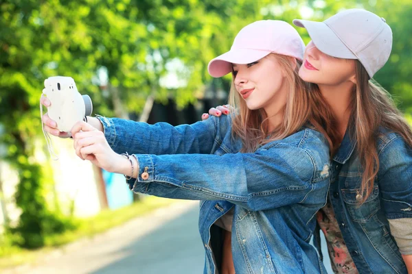 Teenage girls taking selfie — Stock Photo, Image